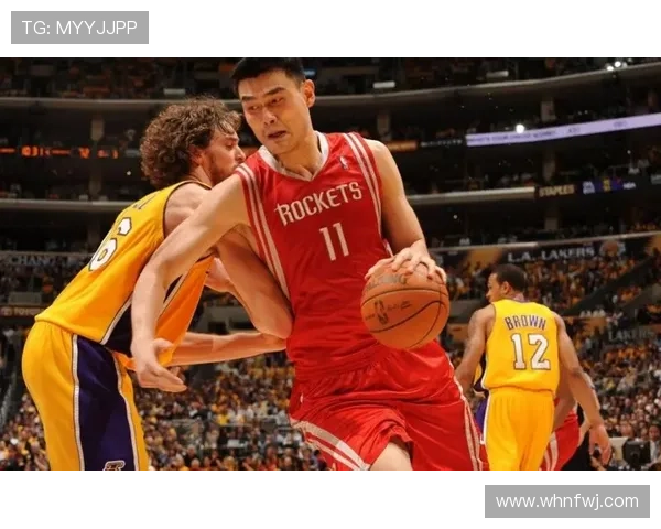 姚明NBA首秀表现平平10分36秒仅得0分2板3犯规令人惋惜